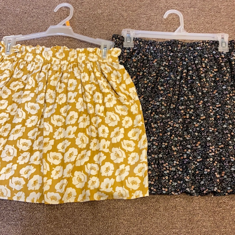 FREE* 2 floral 🌻 skirts 1 price